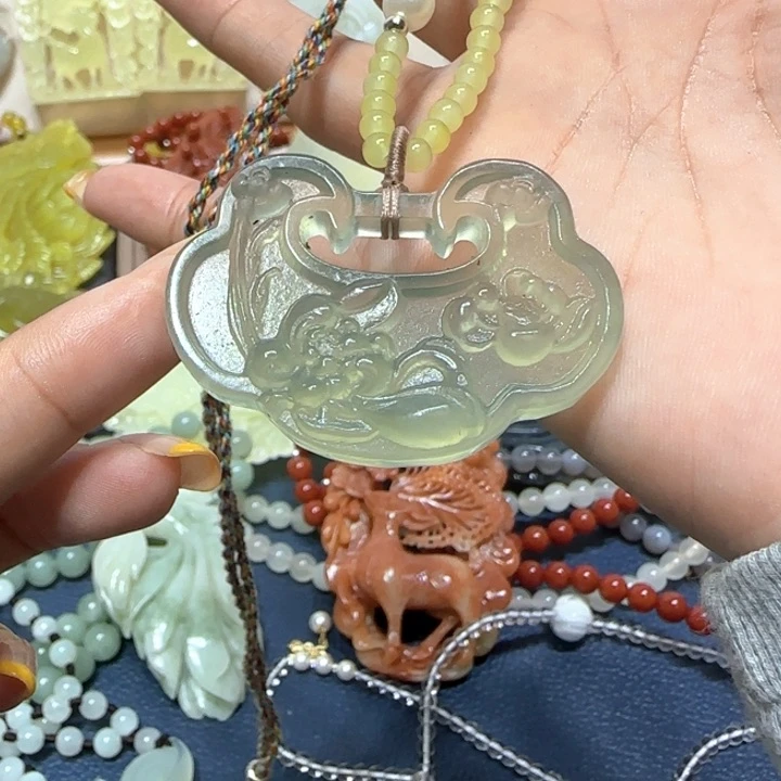未镶嵌蛇纹石玉吊坠