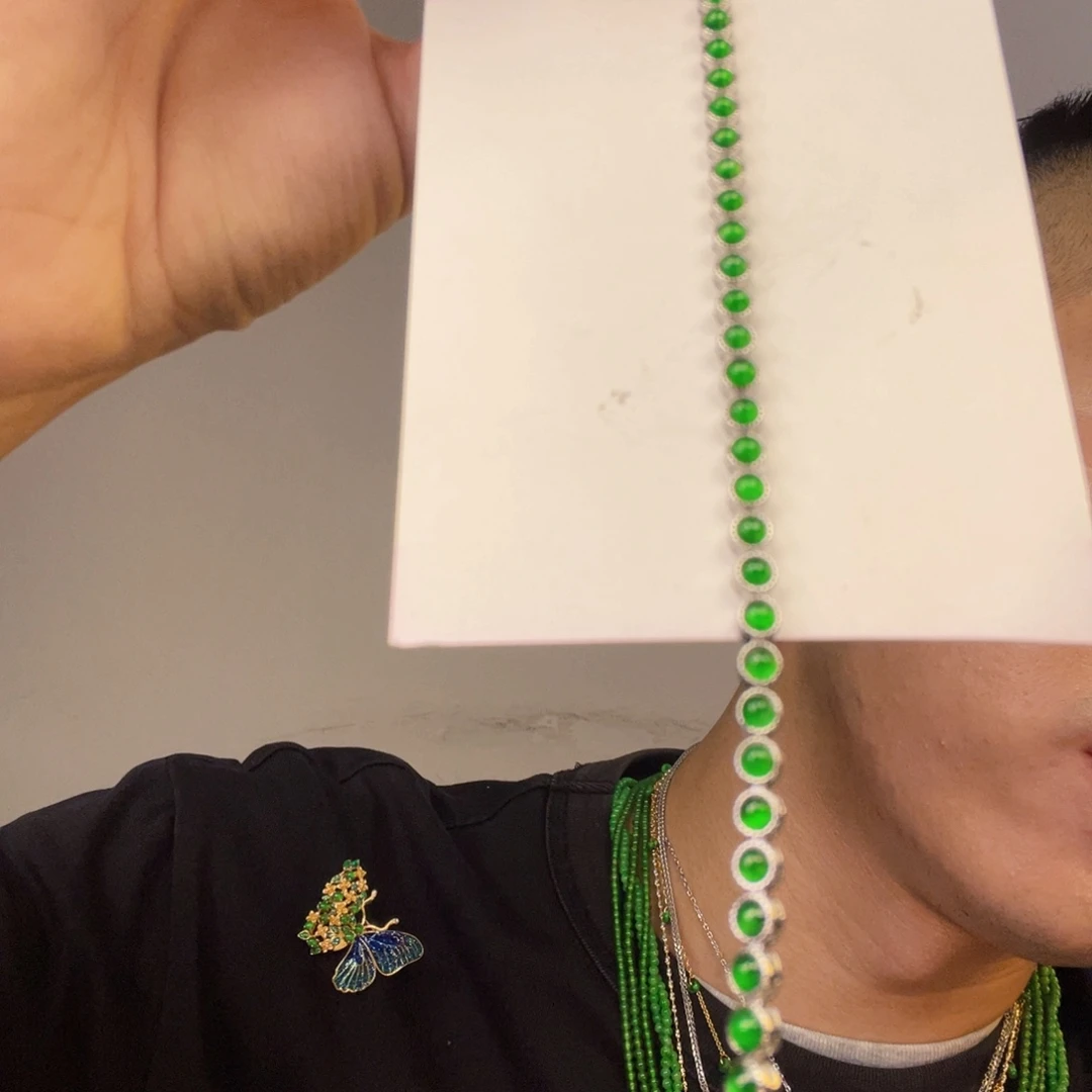 翡翠未镶嵌颈饰一件