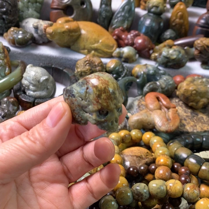 未镶嵌岫岩河磨玉（透闪石质玉）把件