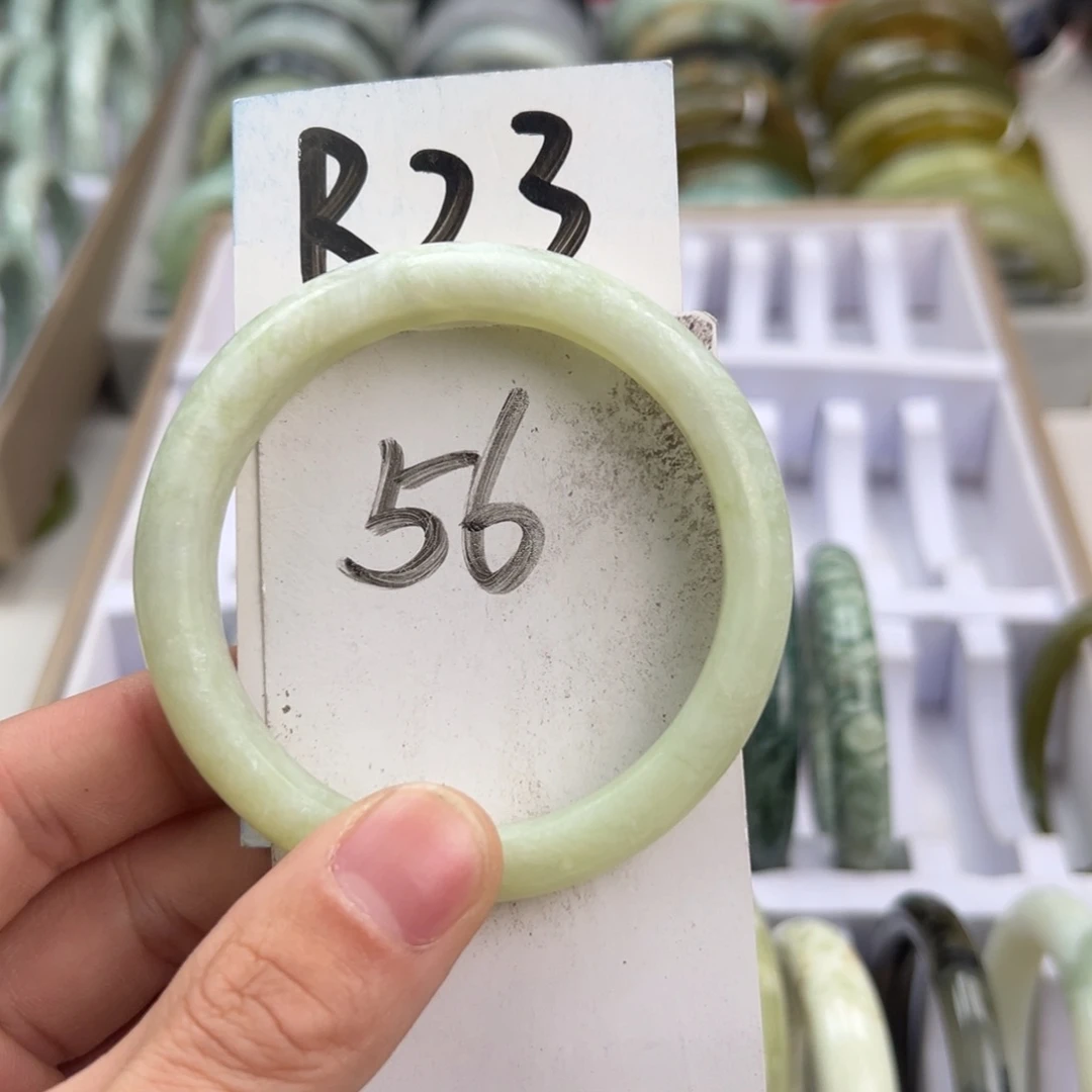 岫玉手镯未镶嵌天然岫玉微瑕，可以正常佩戴