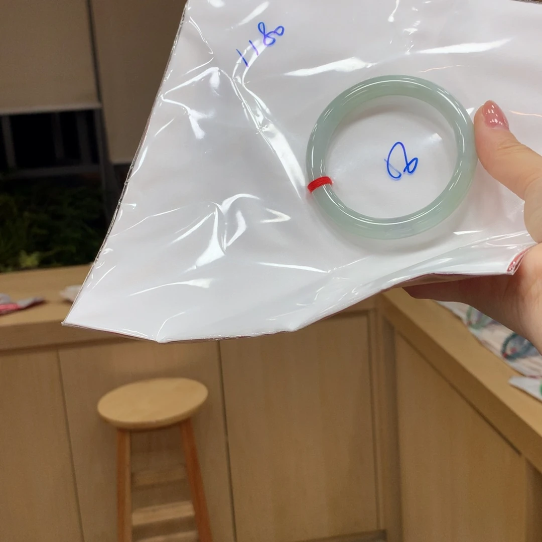 翡翠手镯未镶嵌不退不换