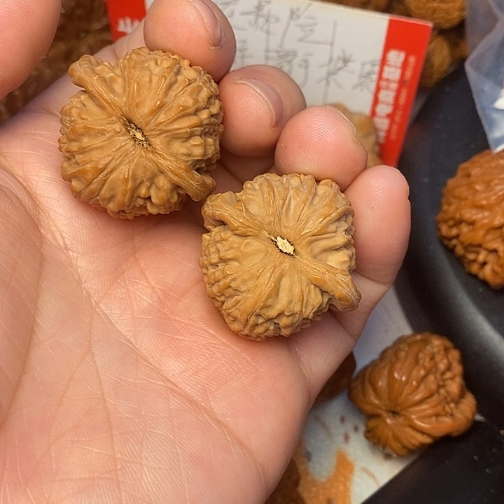 琪***白把件文玩核桃白32