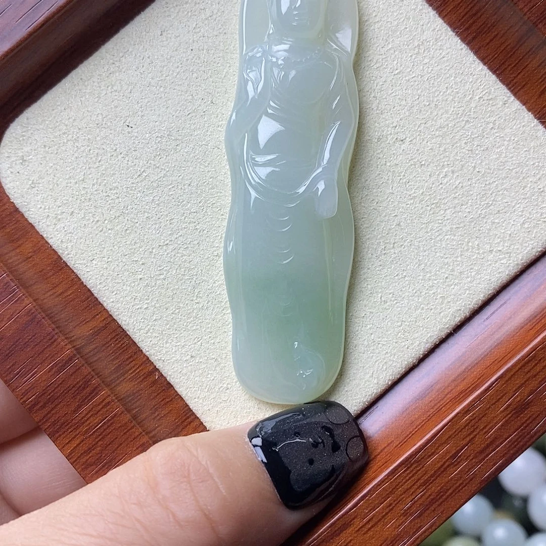 翡翠未镶嵌颈饰观音