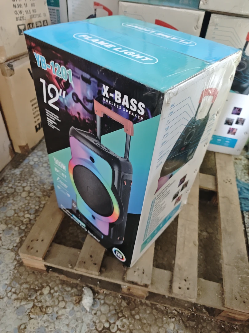 8新  12寸包正常使用不包邮，12寸音箱带一只无线话筒。不包邮。