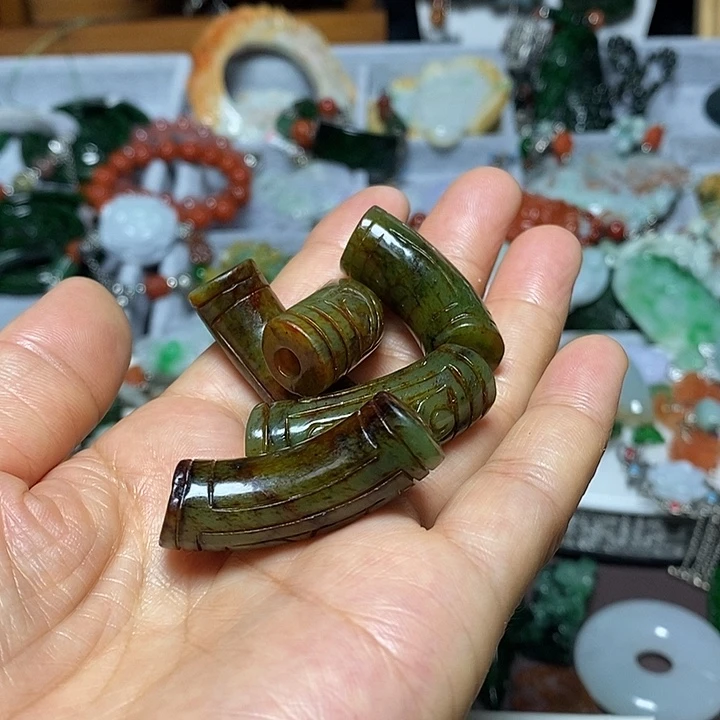 六***耳翡翠未镶嵌吊坠(赠链)