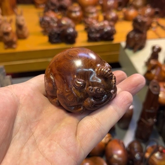 黄花梨/降香黄檀把件叼***鱼黄花梨