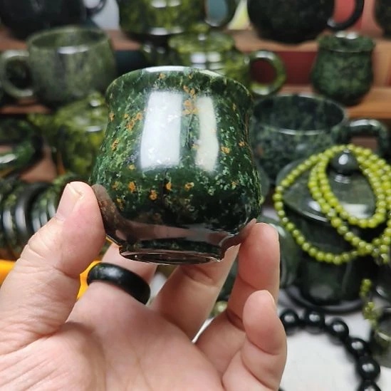 t***4未镶嵌蛇纹石玉花瓶杯