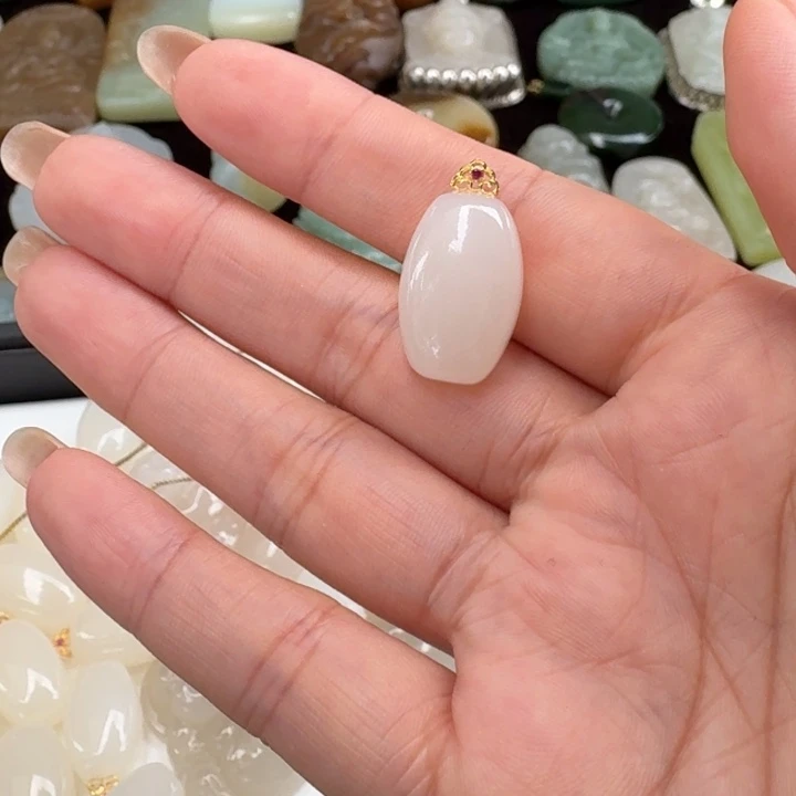 颈饰18K金镶嵌和田玉25.7