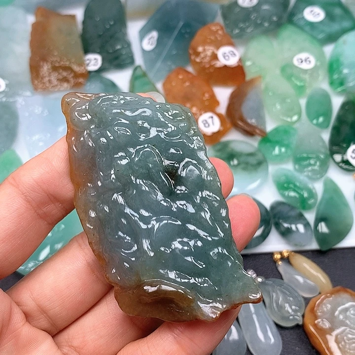 翡翠未镶嵌颈饰随型