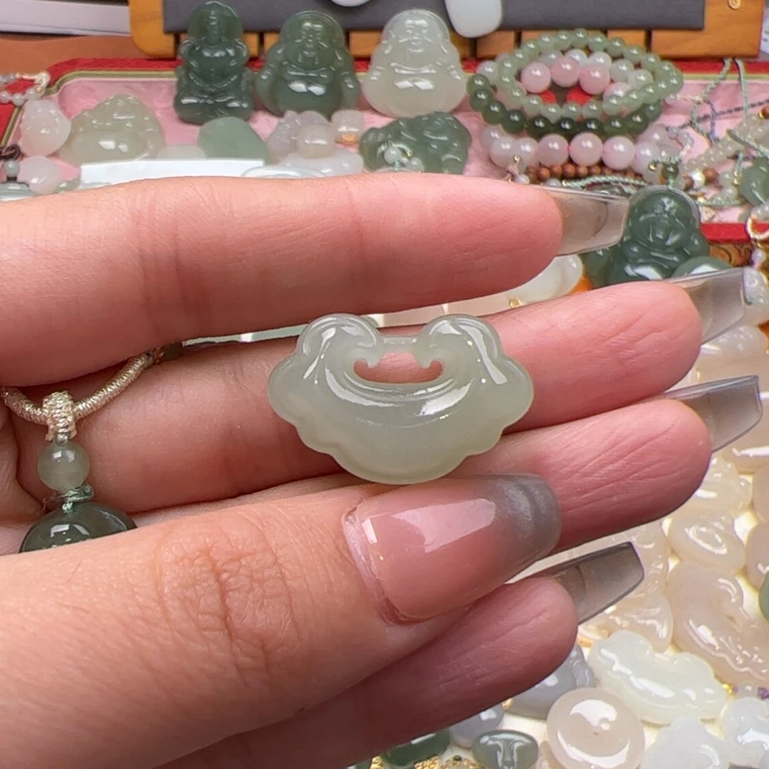 和田玉颈饰未镶嵌臭***?