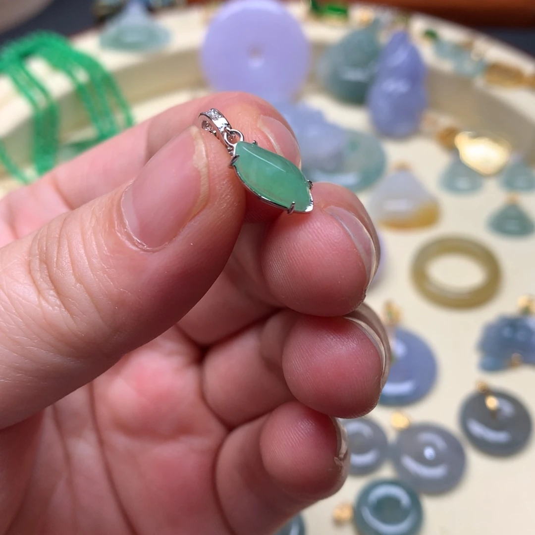 翡翠未镶嵌颈饰翡翠绿随行