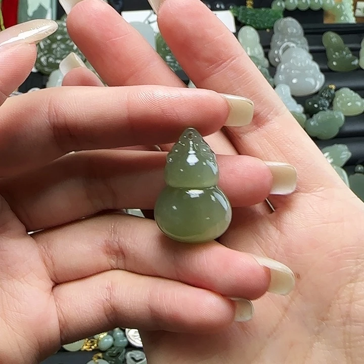 颈饰未镶嵌和田玉有瑕漏价！