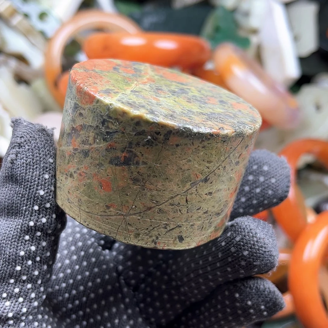 颈饰未镶嵌石英质玉