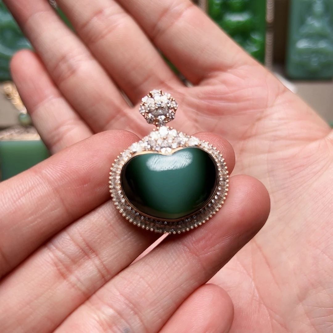 时****和田玉（碧玉）18K金镶嵌颈饰碧玉猫眼吊坠