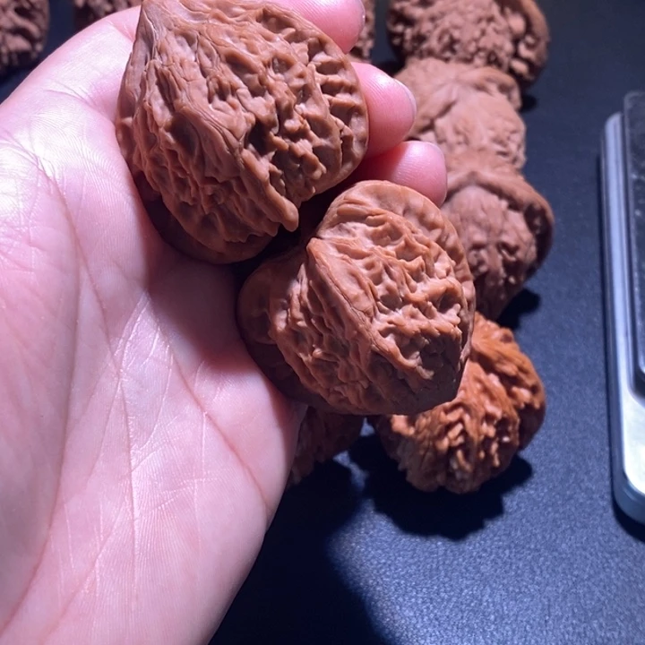文玩核桃吊坠血灯笼