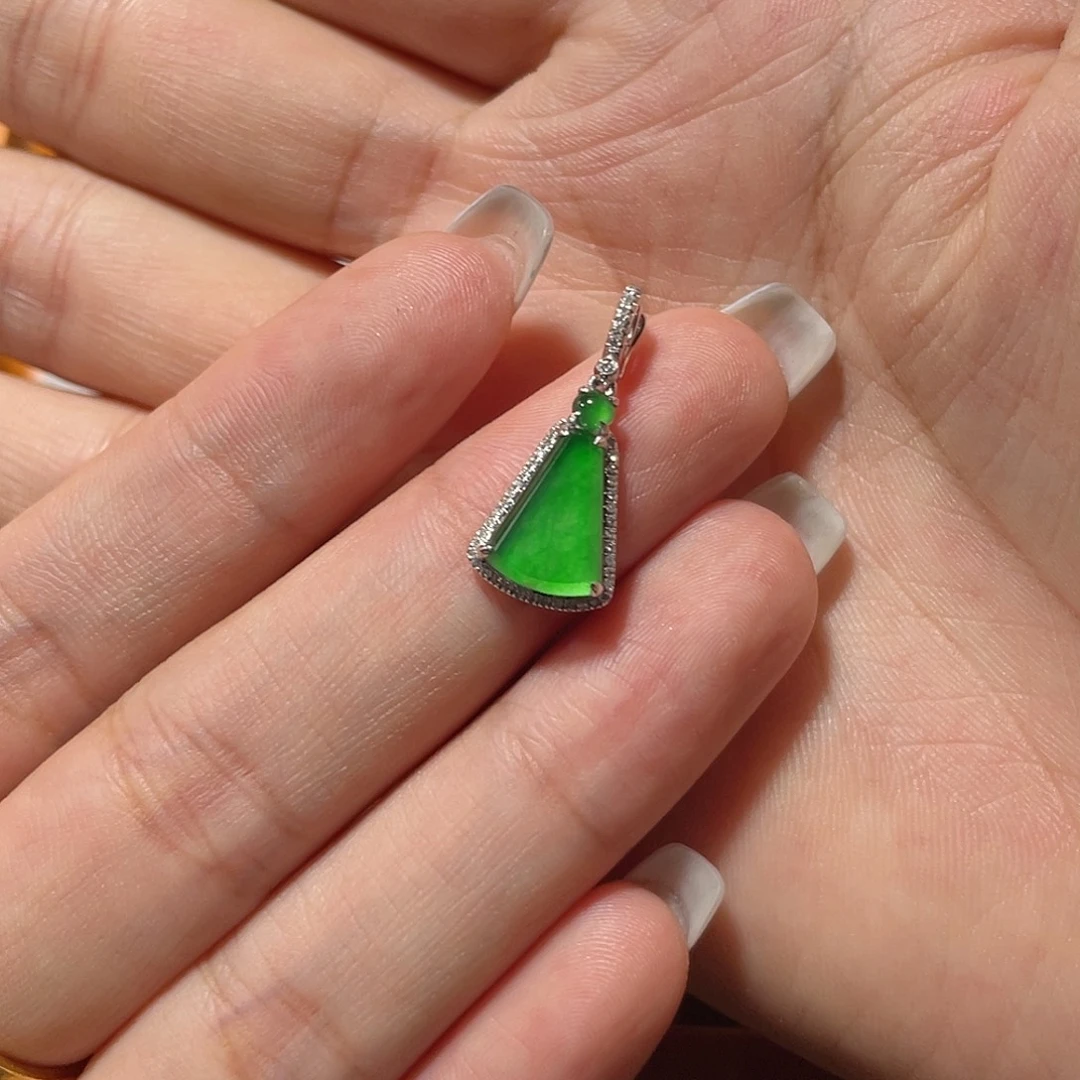 M***a吊坠(不含链)18K金镶嵌翡翠