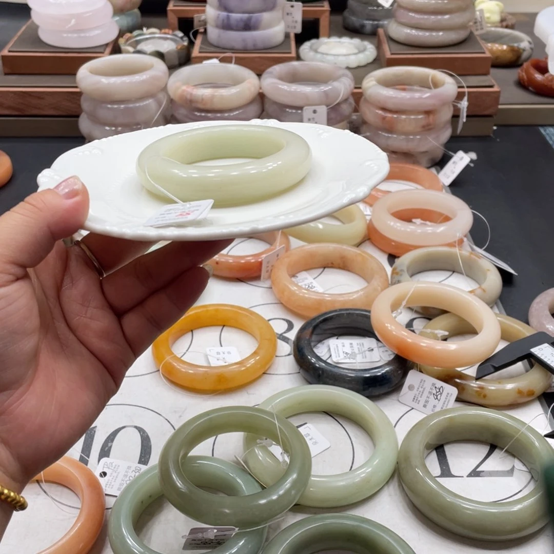 巴****石英质玉手镯未镶嵌