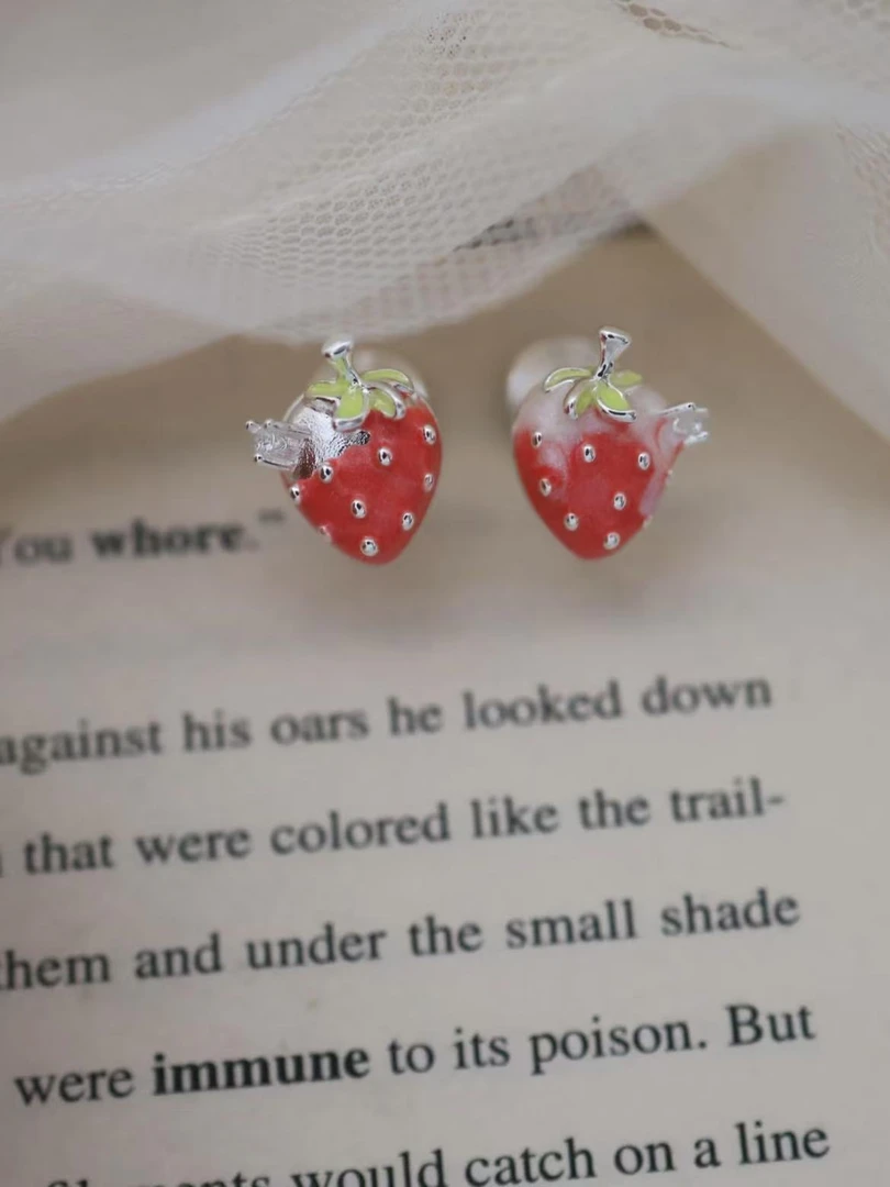 铜合金耳饰 H622甜心草莓多巴胺耳饰甜美无耳洞蚊香盘耳夹