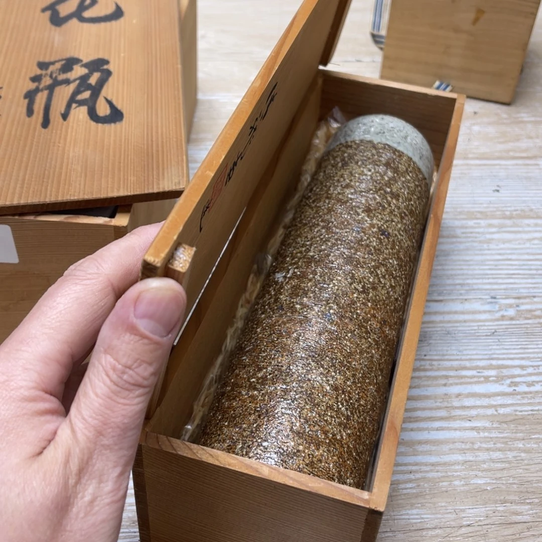 瓷片职****的密密麻麻地排列着一个