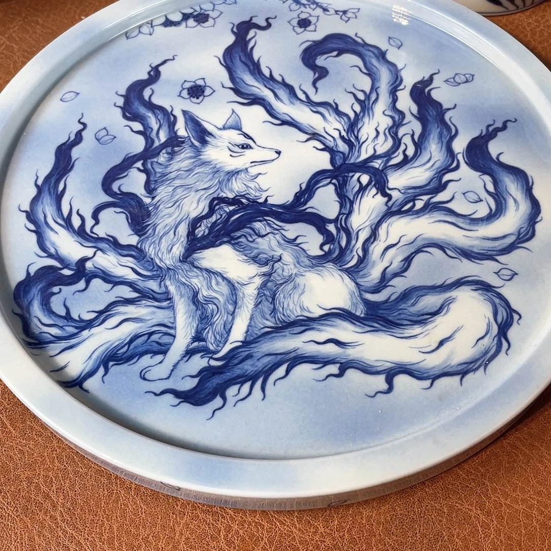 青花手绘九尾狐壶承