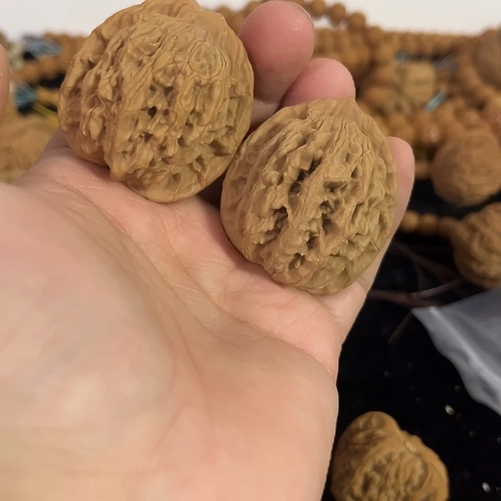 文玩核桃把件42左右微瑕虎头，编号032