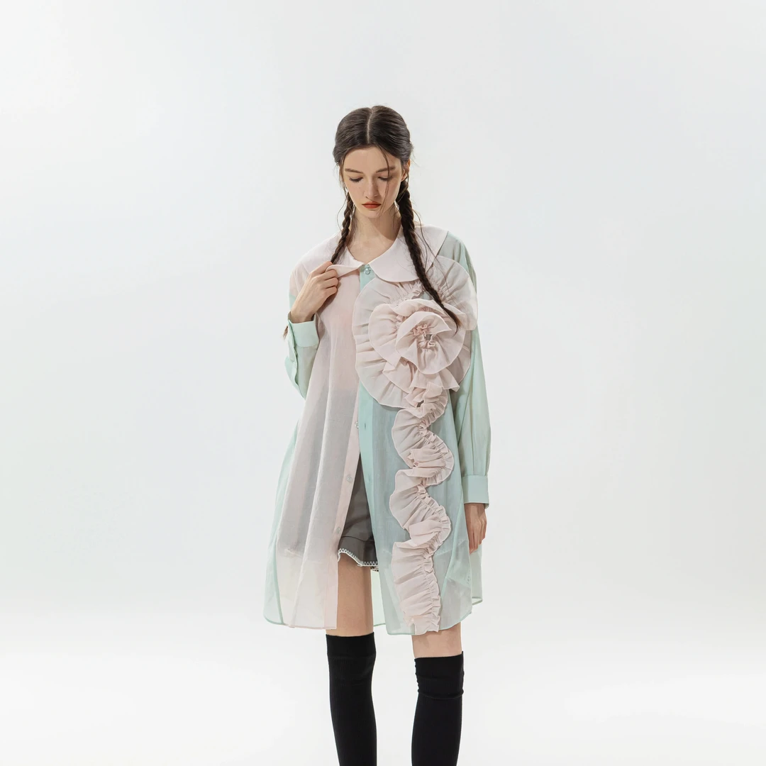 DELCHEN+ 2025春夏 立体粉色花朵拼接中袖衬衫 DC+TL9950