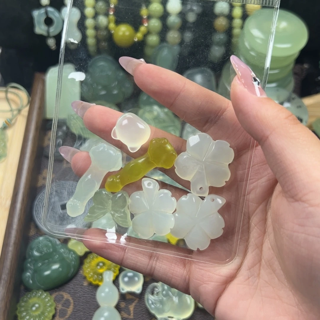 小***礼未镶嵌蛇纹石玉颈饰