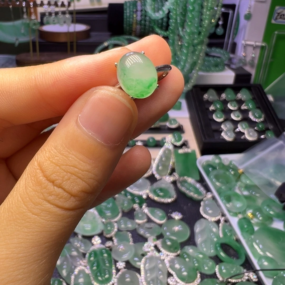 石英质玉（非洲翠）未镶嵌颈饰