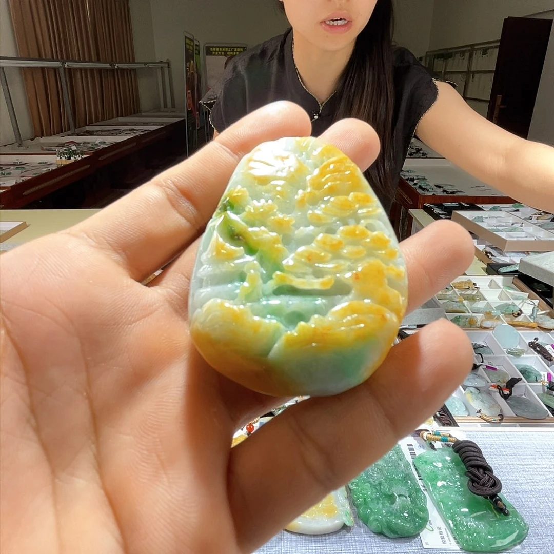 翡翠未镶嵌颈饰一