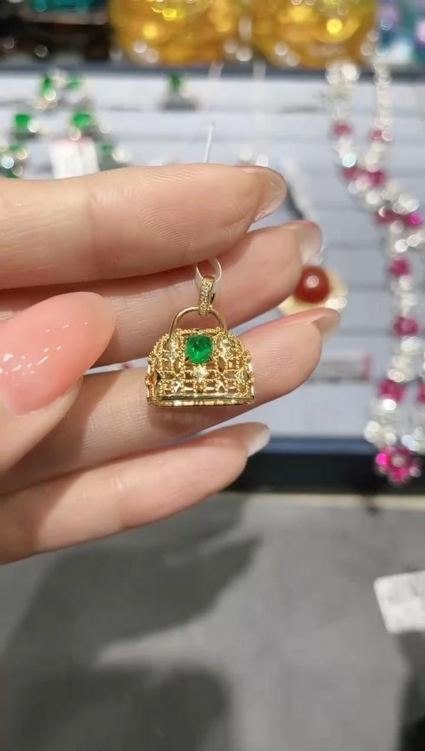 18K金镶嵌天然祖母绿吊坠包包款