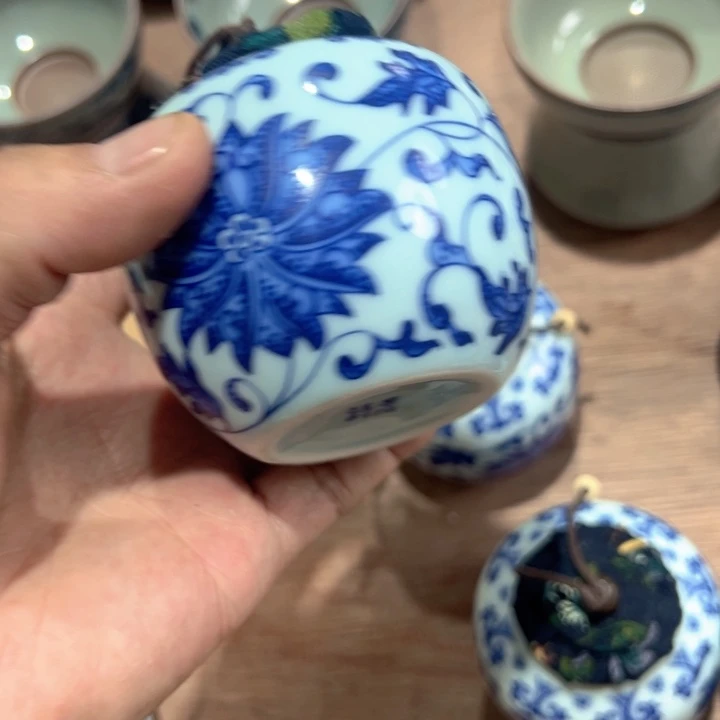 厦***化瓷片白青花缠枝莲茶叶罐