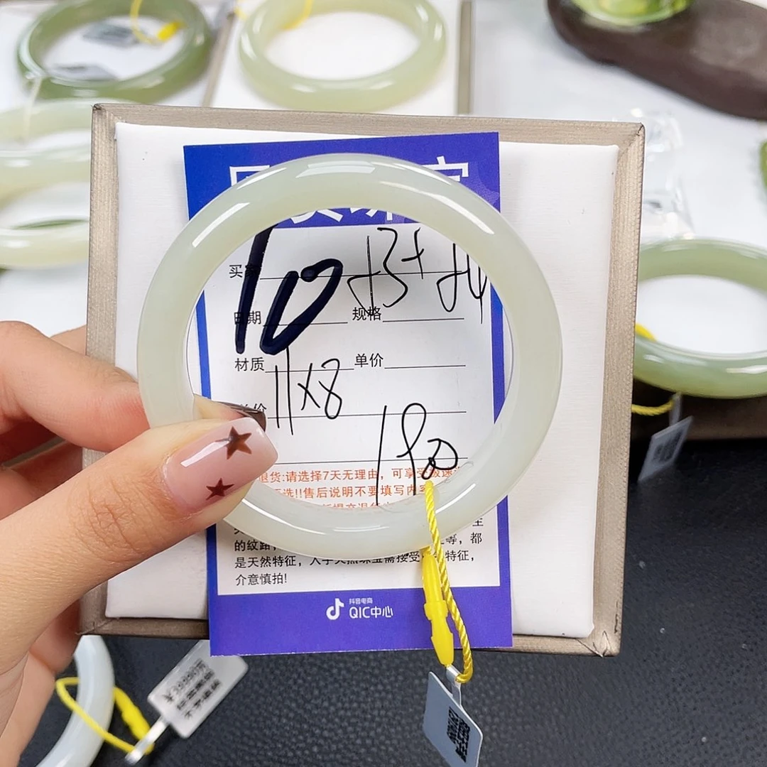 和田玉手镯未镶嵌一****?