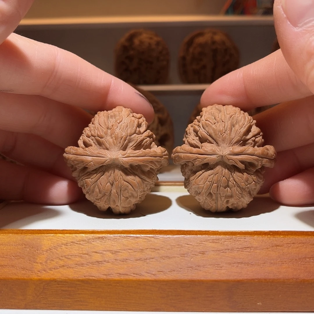 文玩核桃吊坠39边40肚球形白狮子，骨质好