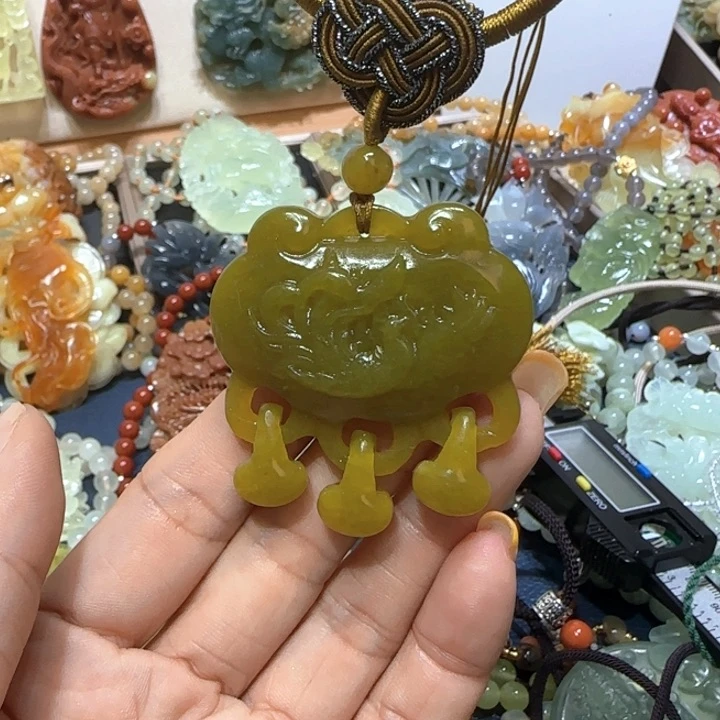 合金蛇纹石玉吊坠