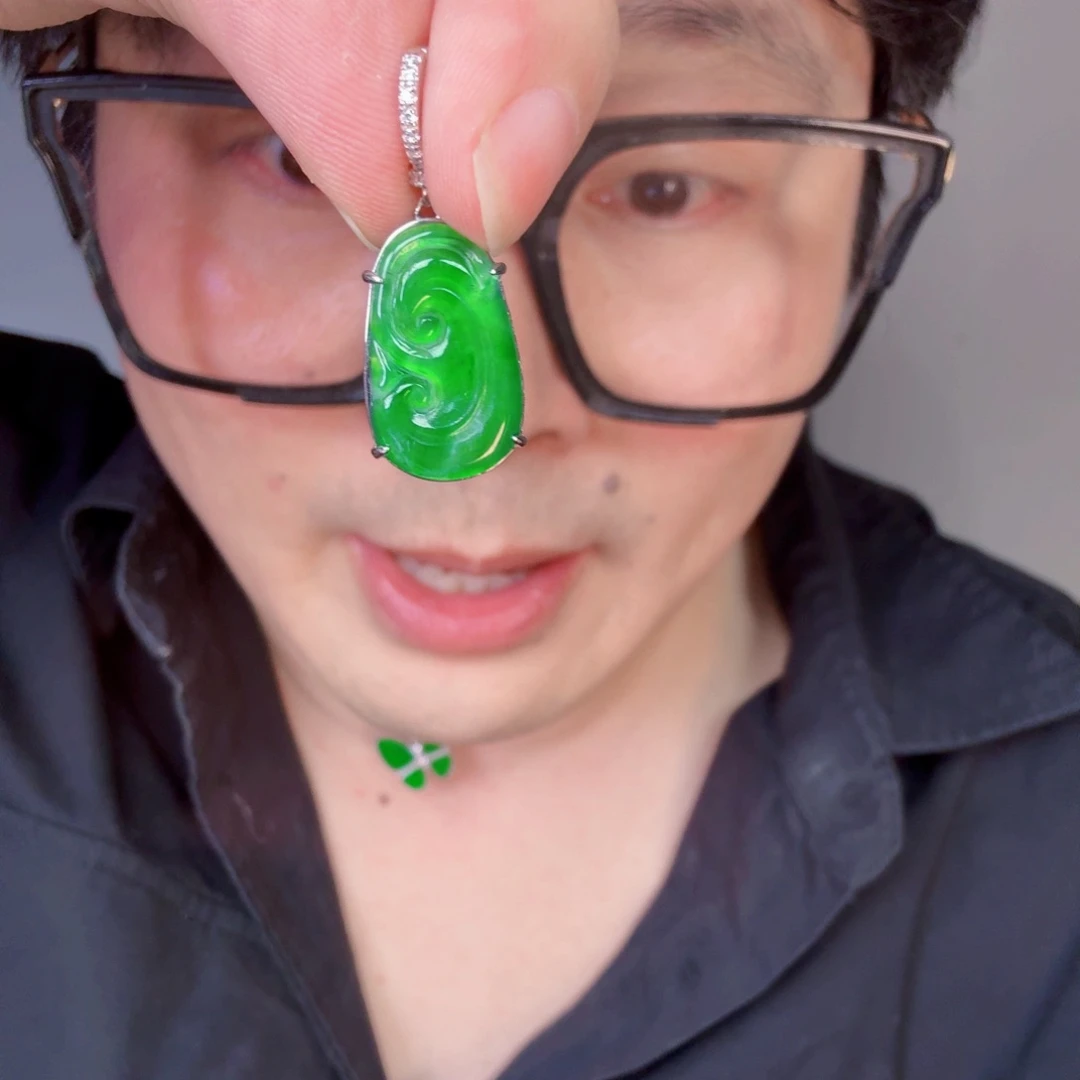 翡翠未镶嵌颈饰一件