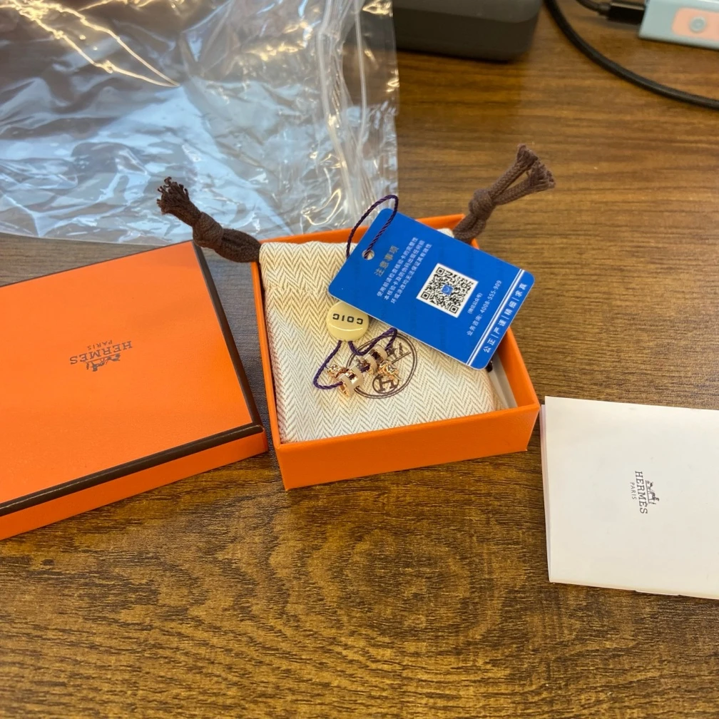99新 Hermes/爱马仕 POP H奶茶色耳钉/4494
