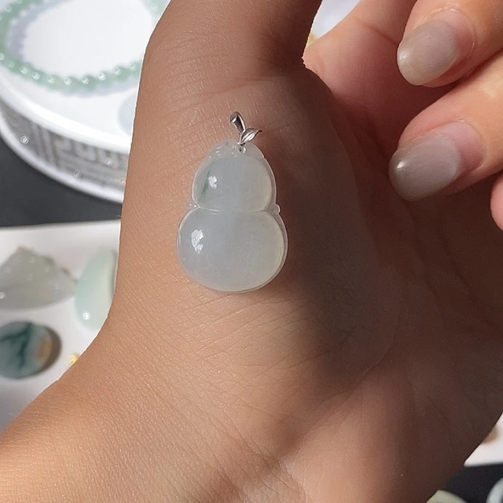 翡翠18K金镶嵌颈饰葫芦