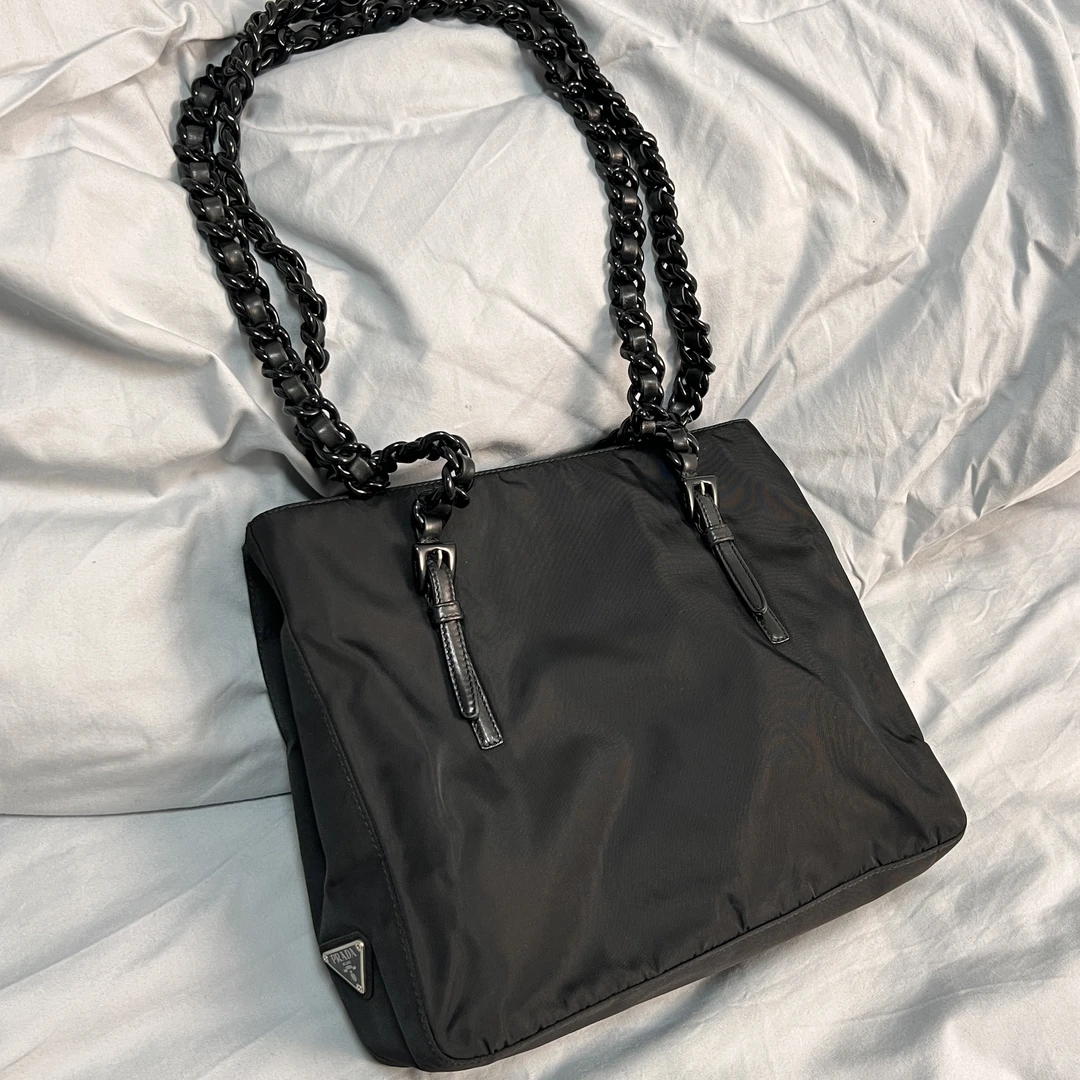 95新 Prada/普拉达 侧标亚克力降落伞皮穿链黑色托特单肩腋下包