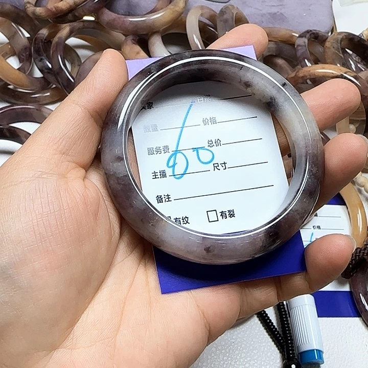 所***得石英质玉未镶嵌手镯