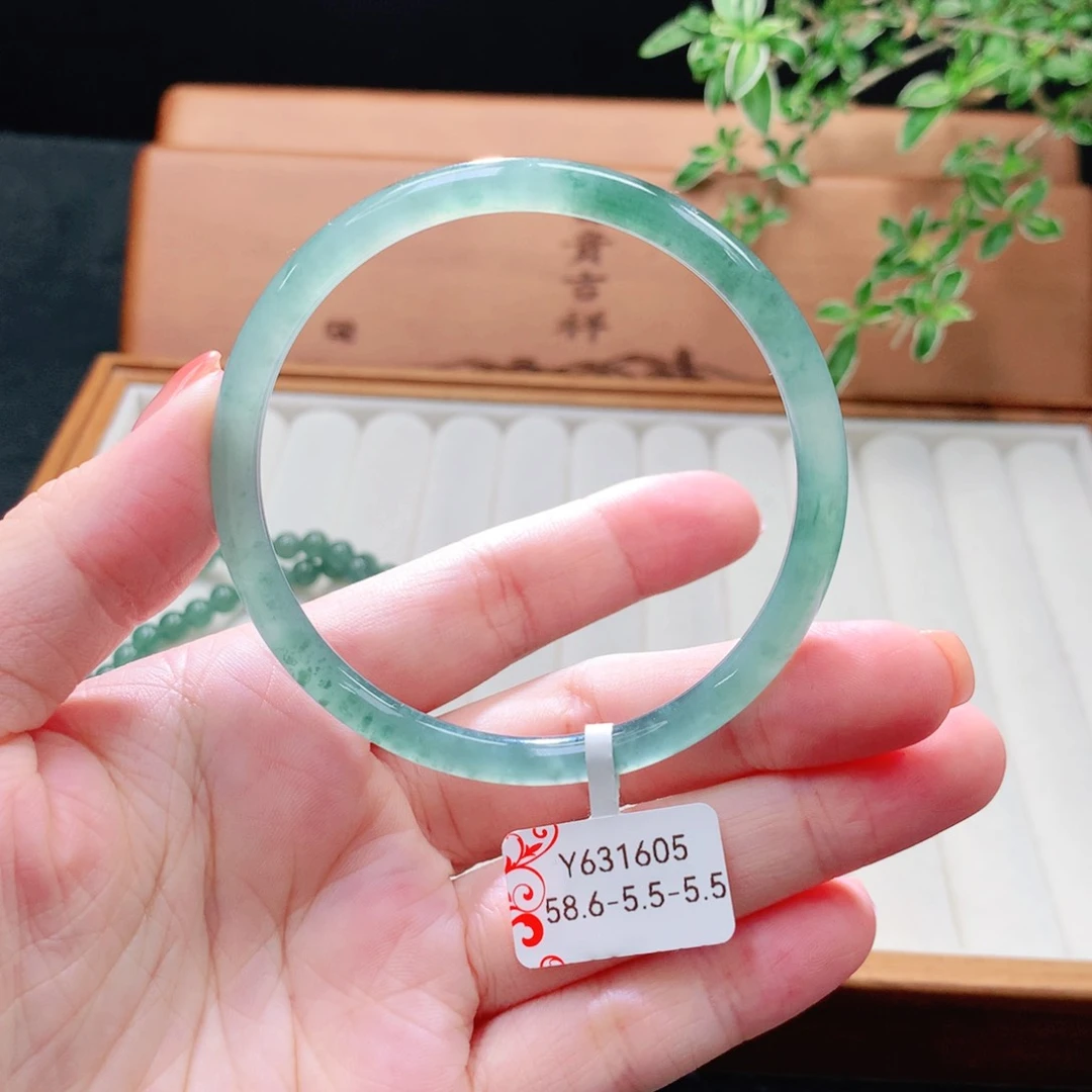未镶嵌手镯（圆镯）翡翠