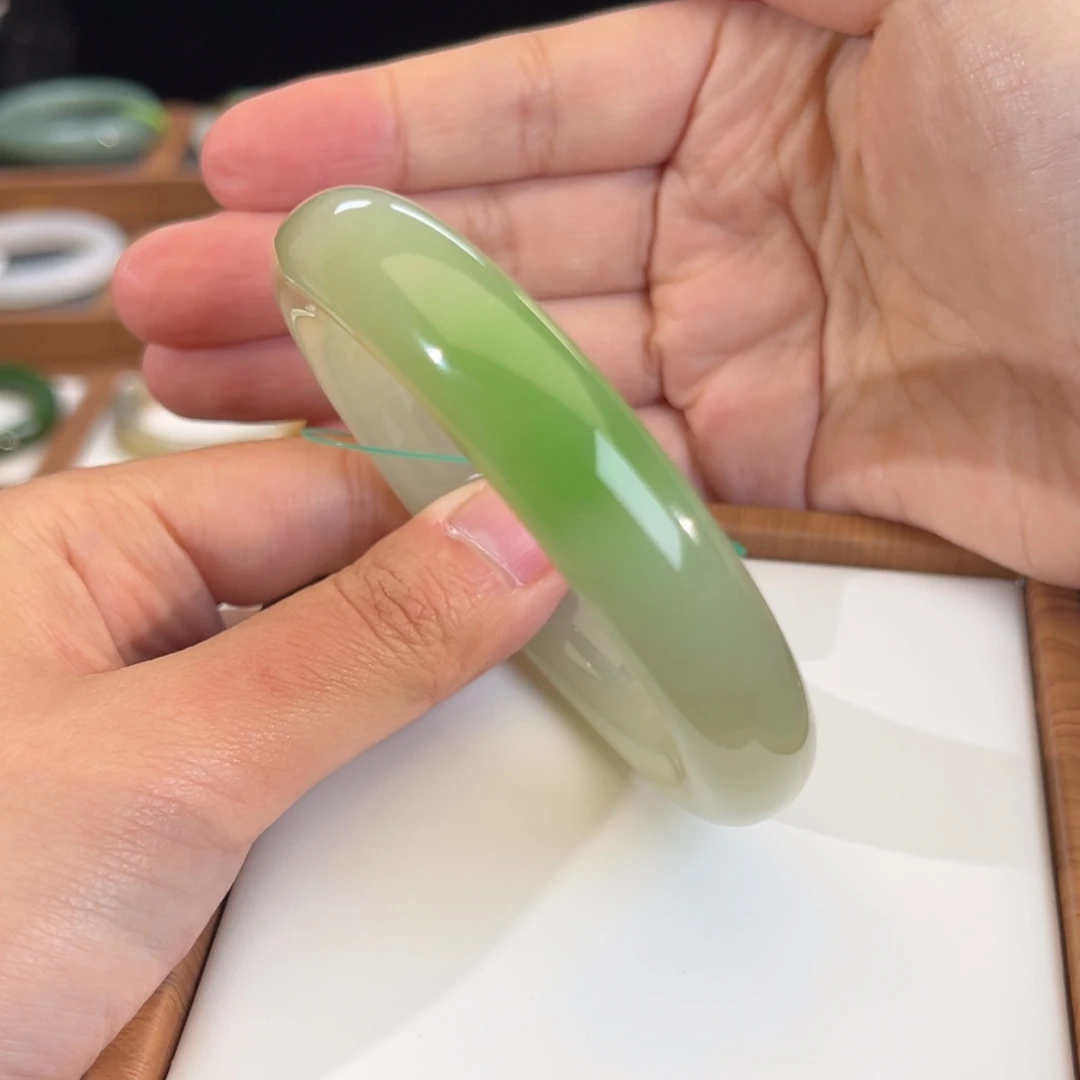 和田玉未镶嵌手镯冰艳翠