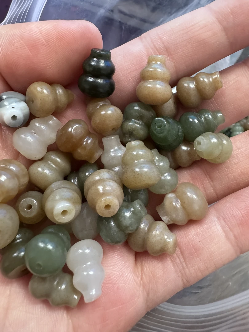 B06   天然和田玉通孔小葫芦（高13厚度8左右仅供参考）多样性发一