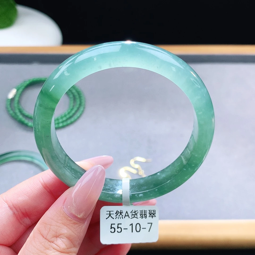 未镶嵌手镯（圆镯）翡翠