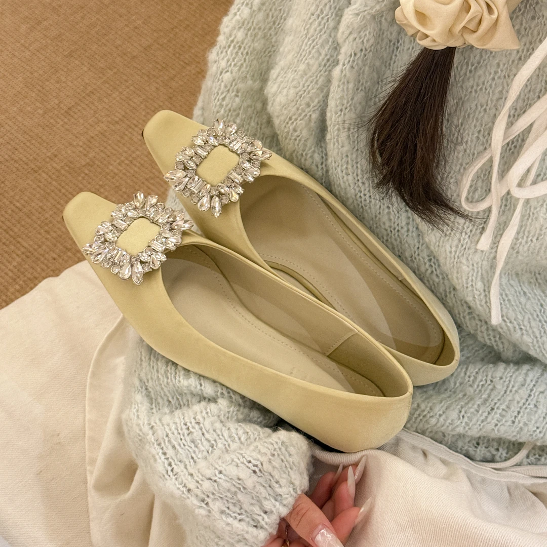 61oniiii＂奶酪陷阱＂仙女气质缎面奶黄色水钻单鞋女低粗跟平底鞋