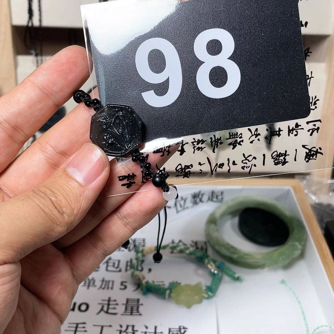 蛇纹石玉颈饰合金