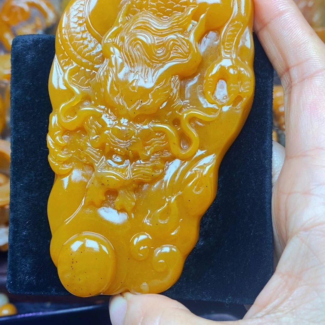 未镶嵌石英质玉（黄龙玉）颈饰