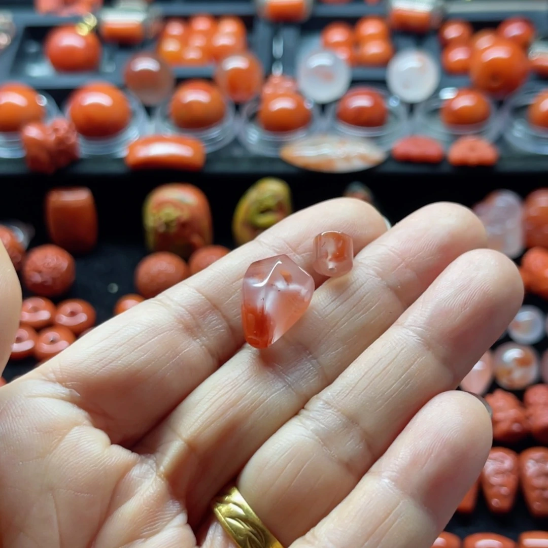 未镶嵌三通南红玛瑙向***。