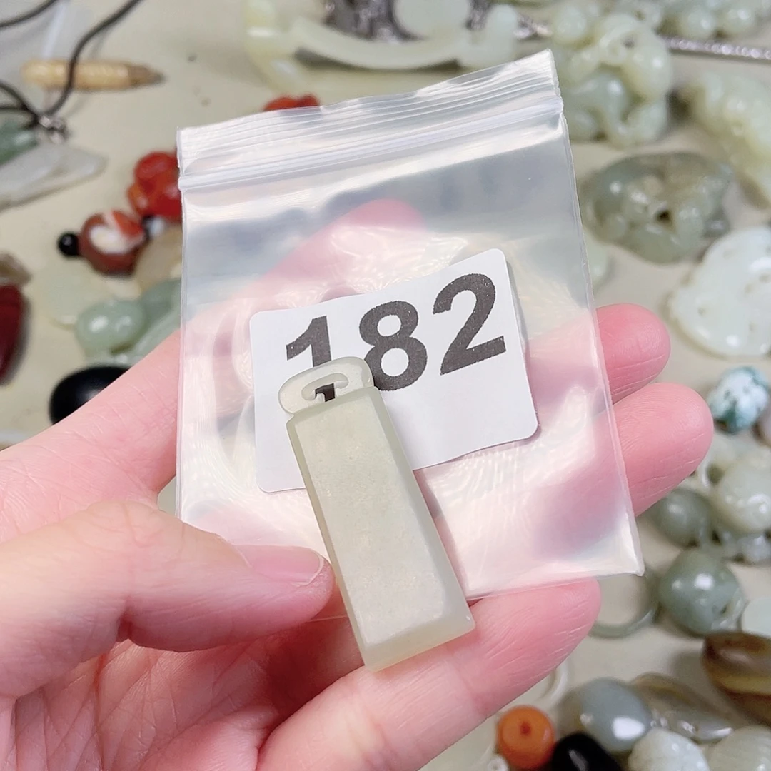 颈饰未镶嵌和田玉（糖玉）