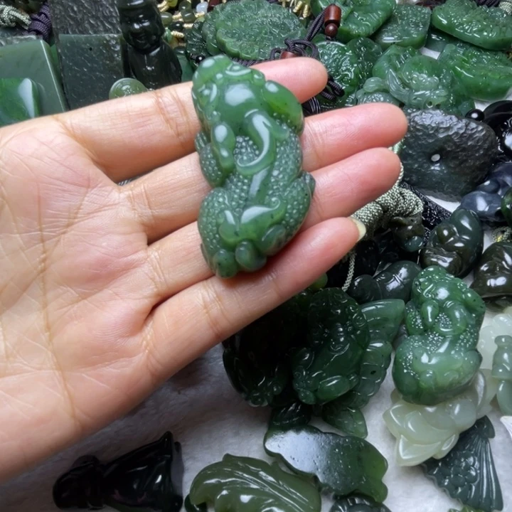 覃***少和田玉未镶嵌颈饰