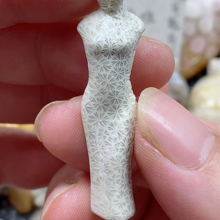 颈饰未镶嵌硅化珊瑚（珊瑚玉）有瑕